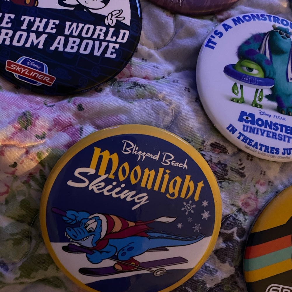 Lot of Walt Disney large Buttons new and old - Picture 2 of 11